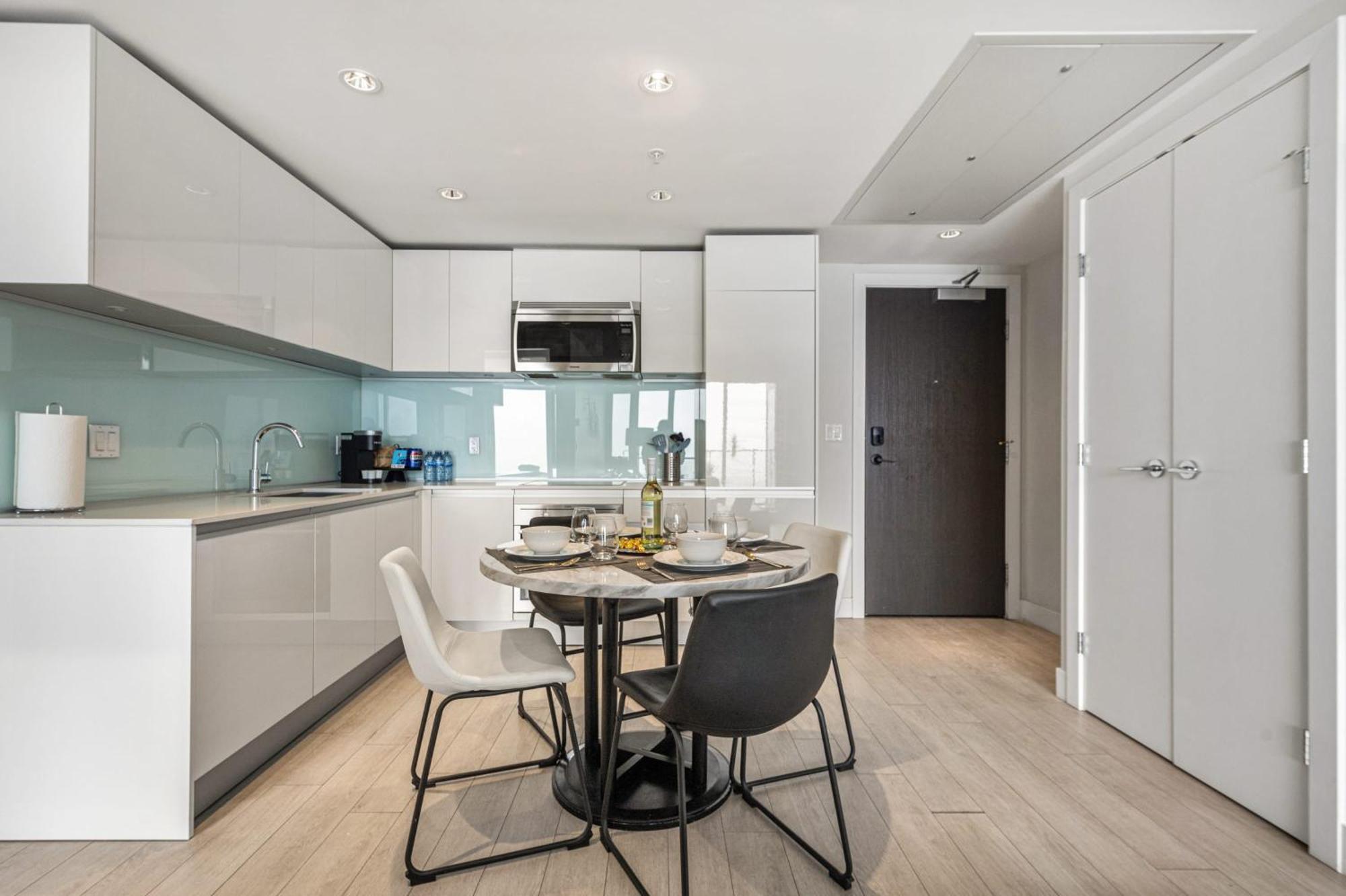Stunning 34Th Floor Views, Prime Downtown Location - Near Stampede, Casino, Bars! Free Banff Pass, Parking, Wine! Villa Calgary Exterior photo